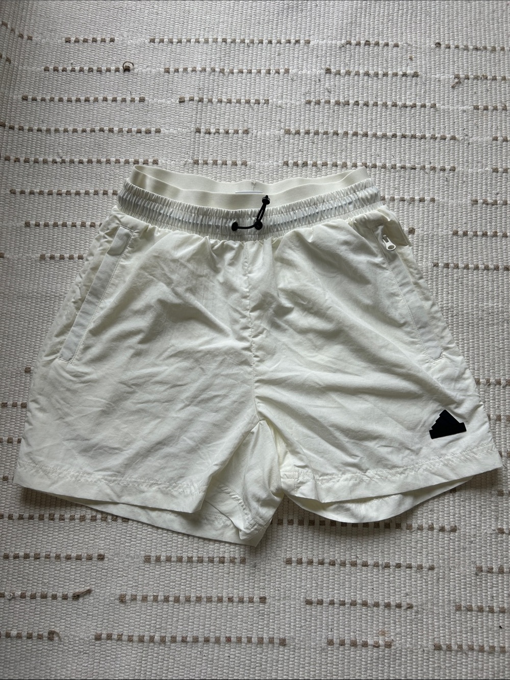 Women’s White Athletic Shorts with Elastic Waist and Secure Pockets